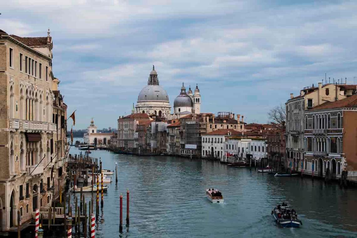 Venezia: Un Faro di Tradizione tra Perle di Vetro e Merletti