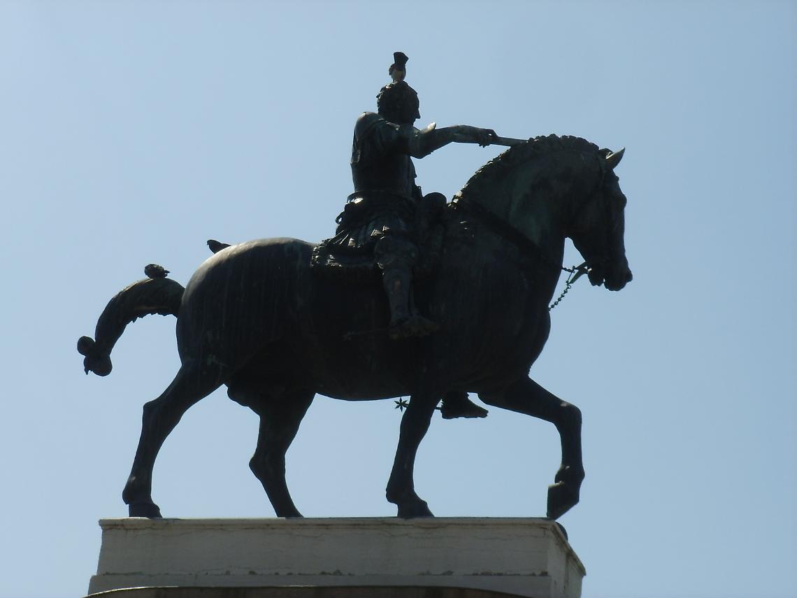 Restauro della Statua del Gattamelata: Un Capolavoro di Donatello Torna a Splendere