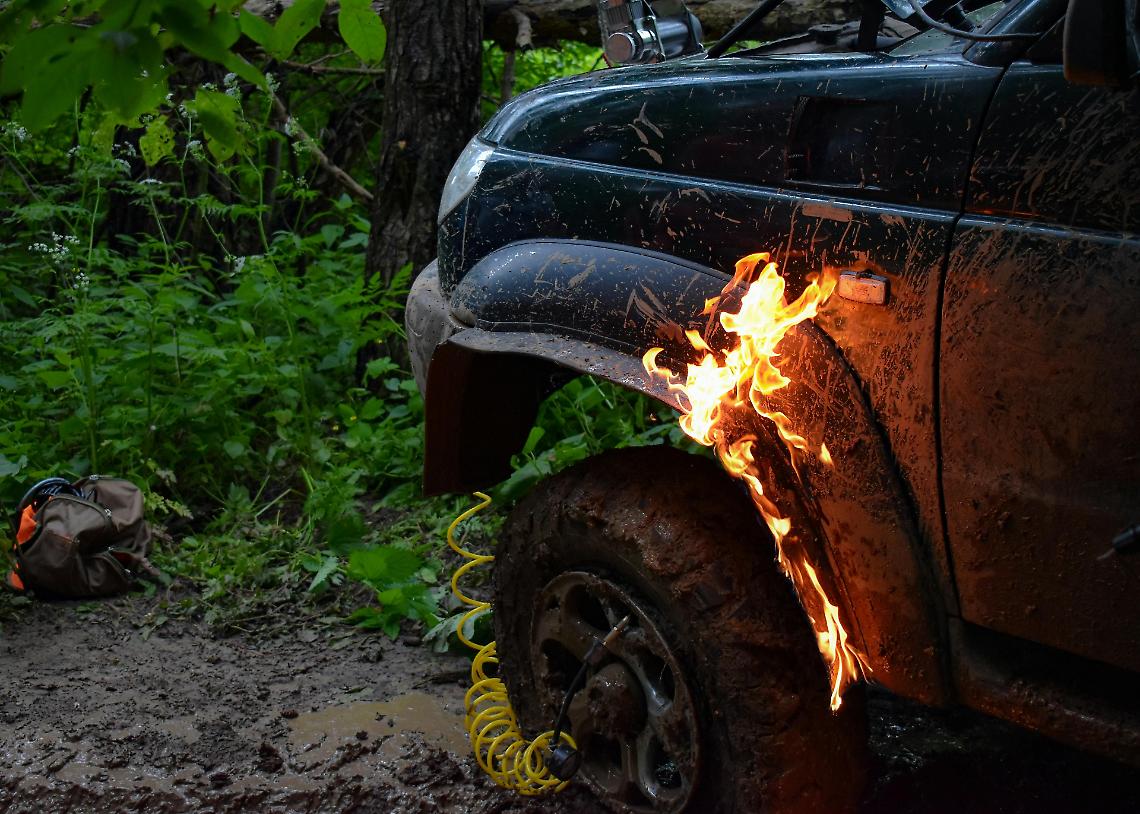 Auto prende fuoco in pieno giorno a Porto Viro