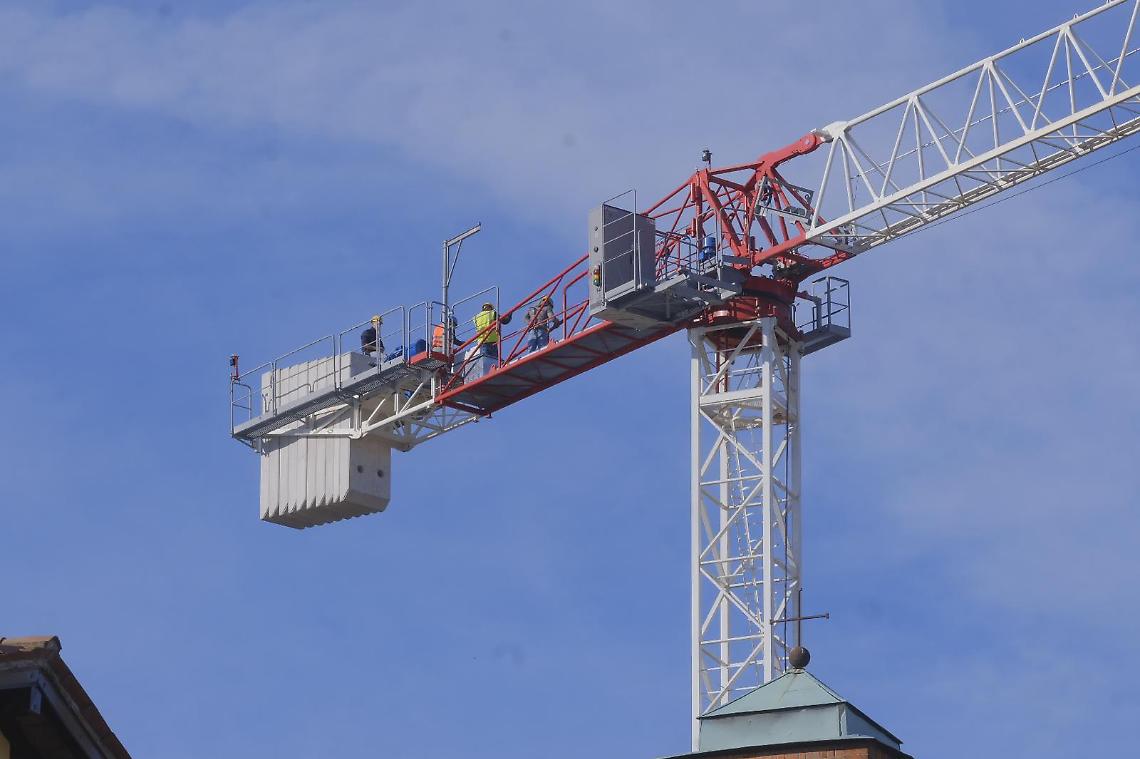 Protesta nei cantieri di Padova: lavoratori salgono sulla gru per chiedere il pagamento delle retribuzioni