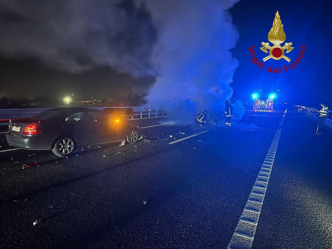 Incidente tra due auto e incendio sulla A4: tre feriti lievi