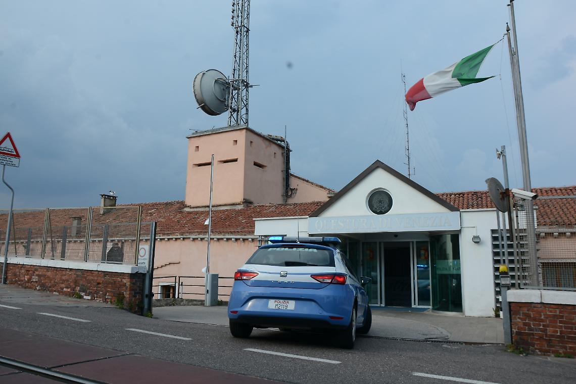Intensificati i controlli della Polizia di Venezia: emessi 252 fogli di via per contrastare l'illegalità nel 2023