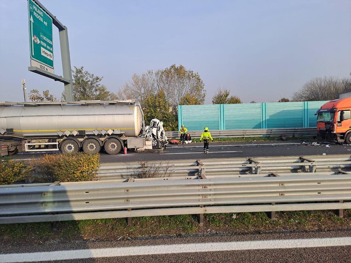 Auto ribaltata da autocisterna sull’autostrada a Padova Est