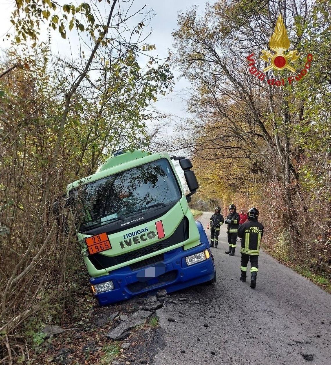 Cesiomaggiore: autocisterna con GPL fuori strada, illeso l’autista