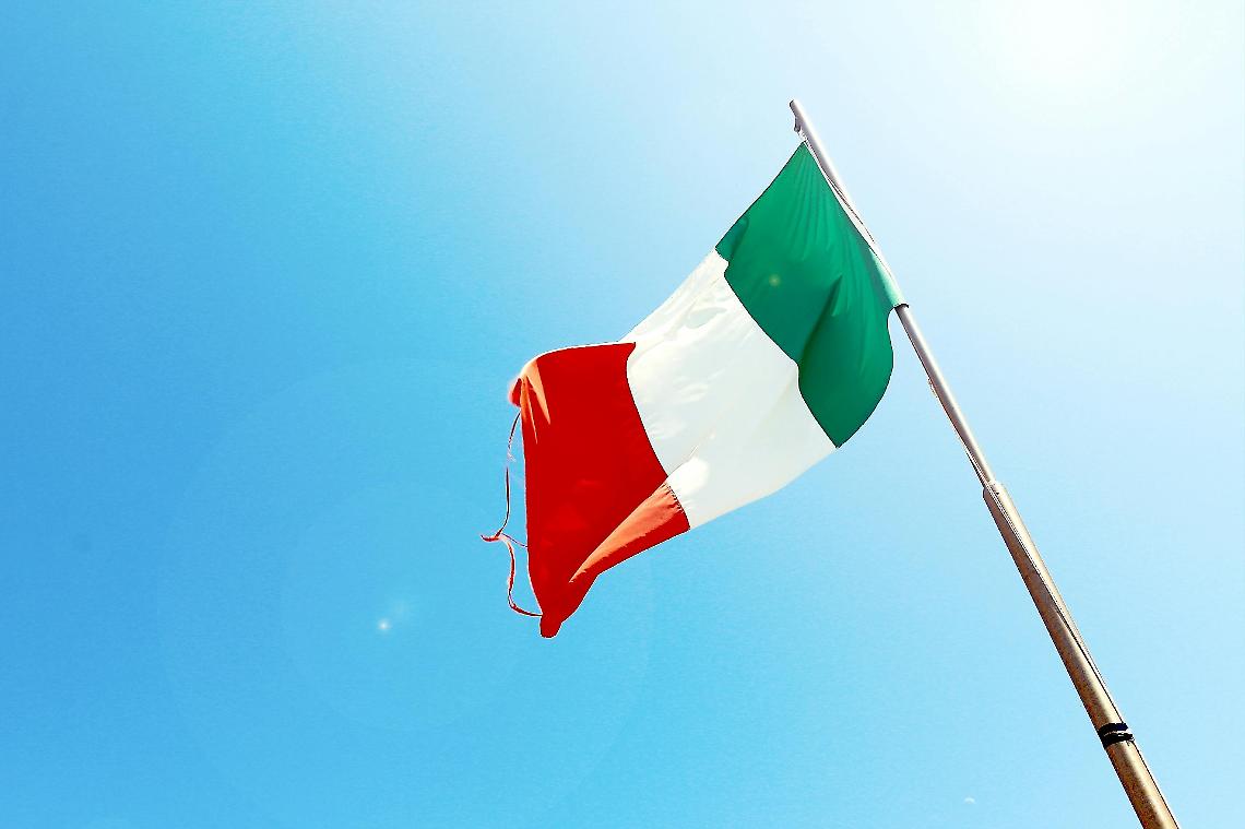 Cerimonia dell'Alzabandiera a Vicenza: Studenti e Autorità Celebrano il Tricolore