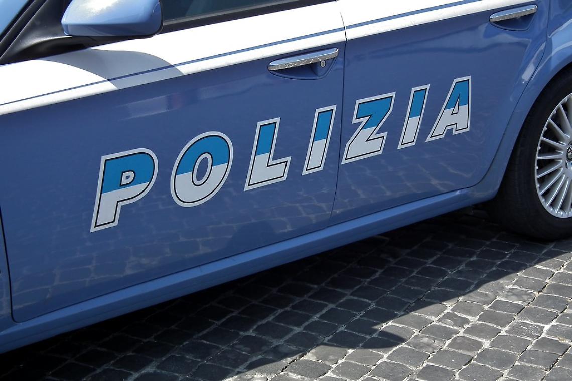 Malore alla guida, sfonda i paracarri e piomba sulla piazzetta del Quartiere Latino