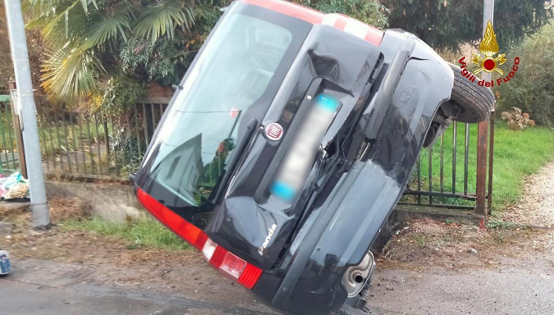 Incidente a Quinto Vicentino: auto tamponata finisce su un fianco, ferita la conducente