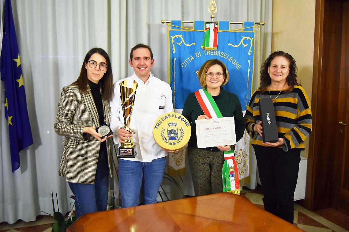 Francesca,  moglie di Zacchello, Zacchello, il sindaco Zoggia e la consigliera Liberatore