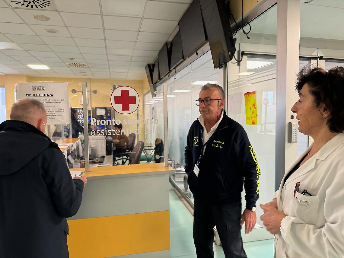 Pronto Soccorso di Mestre, violento distrugge la sala d’attesa: due infermiere nascondono i pazienti in guardiola