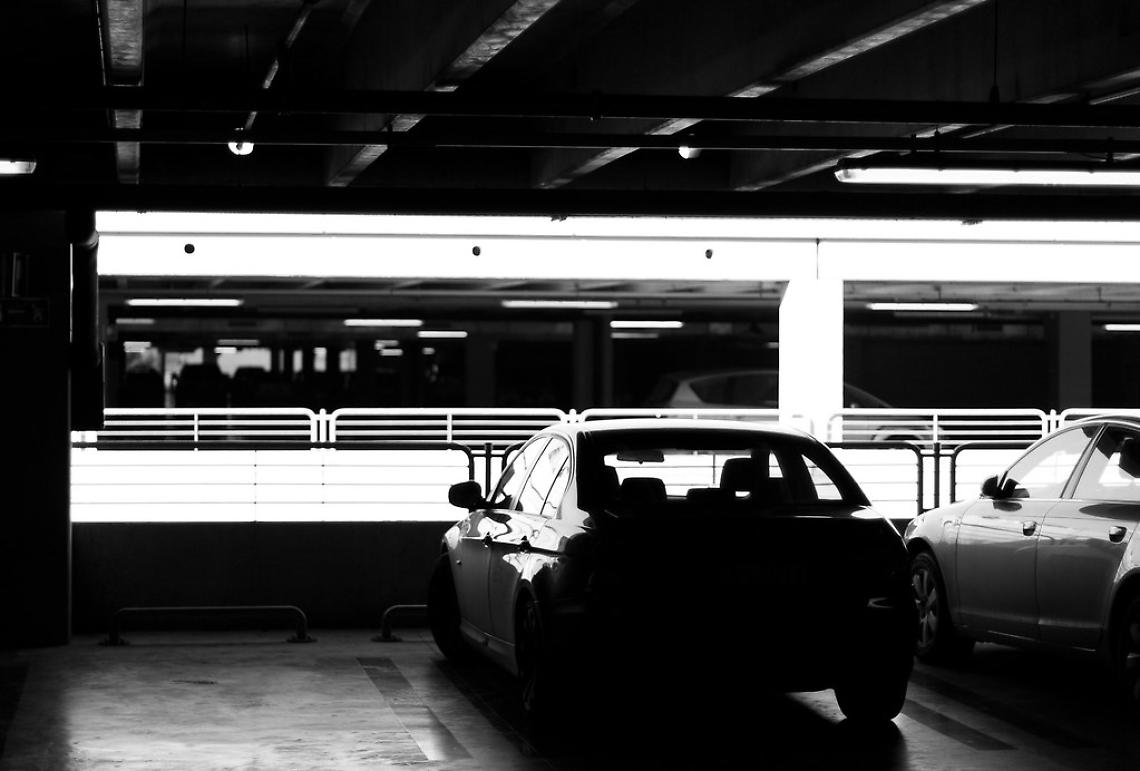 Aggressione a una coppia cinese: rapina da 50 mila euro fuori da un bar