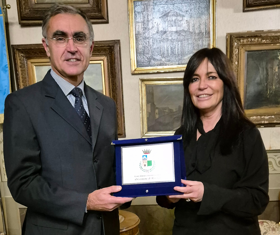 La consegna della targa al Generale