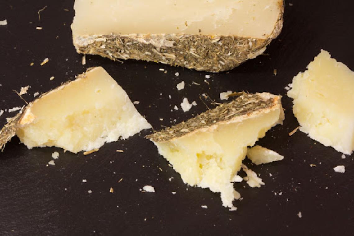 Allarme a Cortina: Formaggio Contaminato e il Caso della Bambina Ricoverata