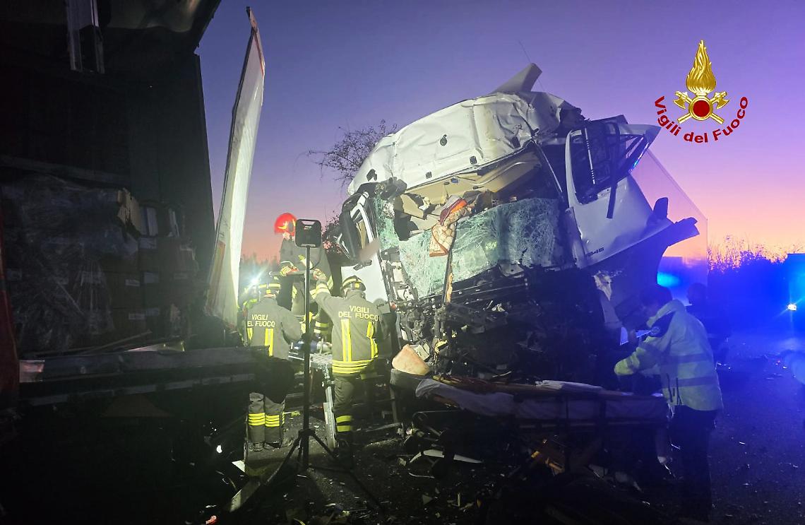 Tragedia sull'A4: Due Morti in un Incidente tra Tir