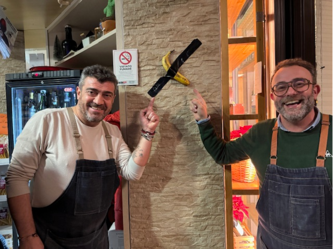 La banana (non) di Cattelan nell'enoteca padovana
