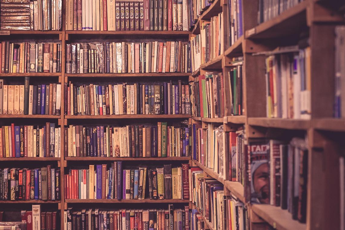 Libri tra calli e capitèi: a Sottomarina la passeggiata letteraria dell’Università Popolare