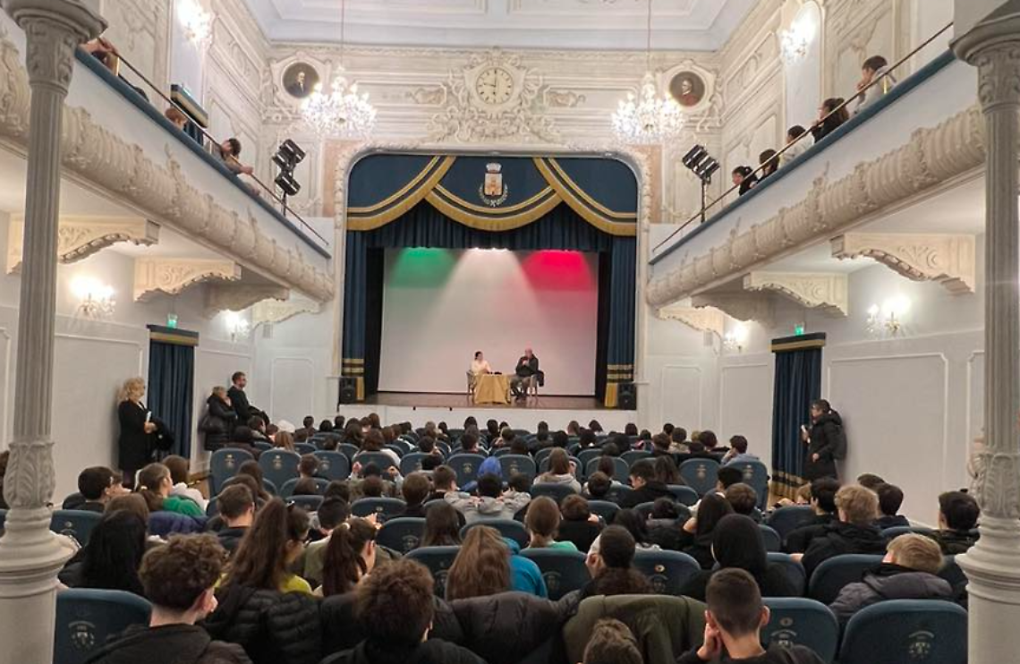 Toni Capuozzo a Cavarzere: “Cos’è la guerra” spiegato ai ragazzi