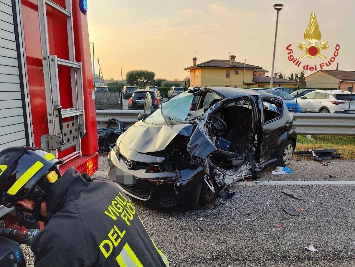  Incidente mortale a Vedelago: scontro tra auto e moto, perde la vita un centauro di 18 anni