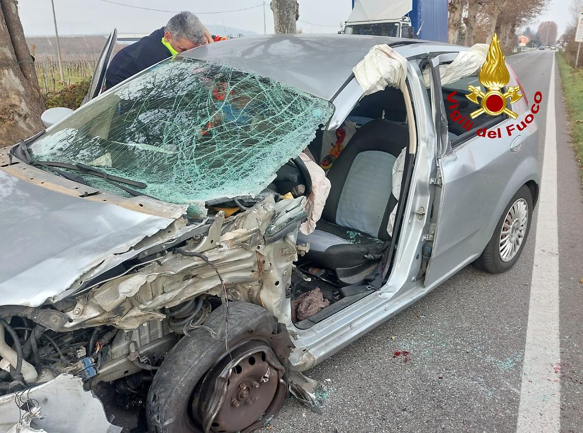 Incidente a Brendola: scontro tra auto e camioncino delle arance, due feriti