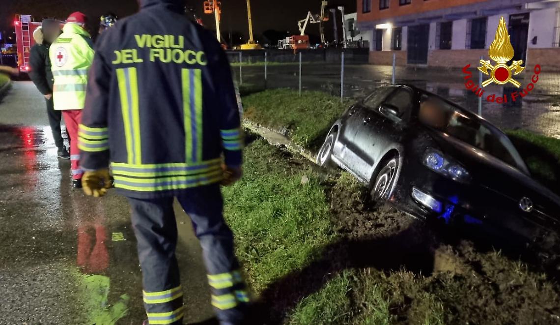 Incidente sulla A4: due auto fuori strada, cinque feriti