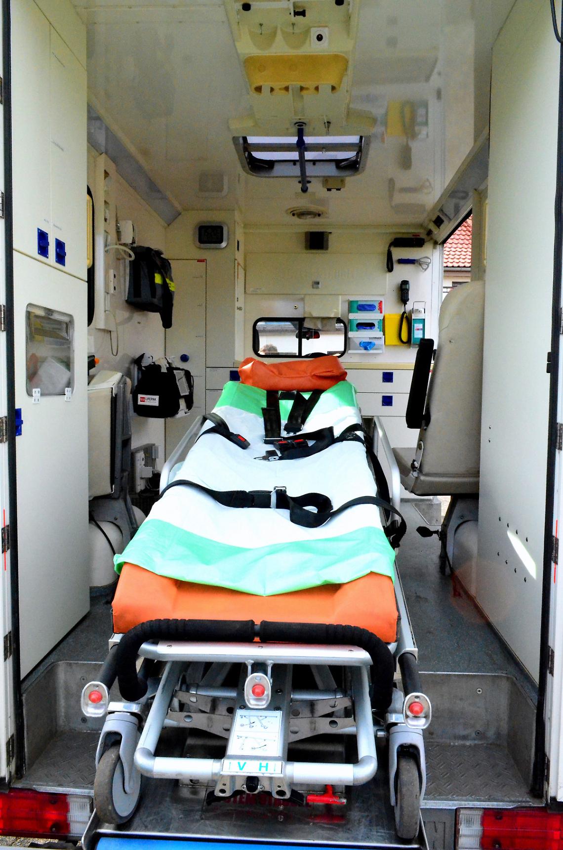 Tragedia sull'A4: una donna muore carbonizzata