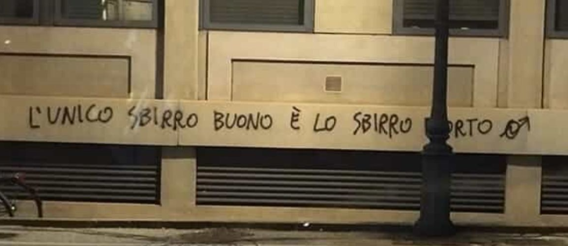 Tre ventenni del collettivo Squeert indagate per le scritte contro la Polizia a Padova
