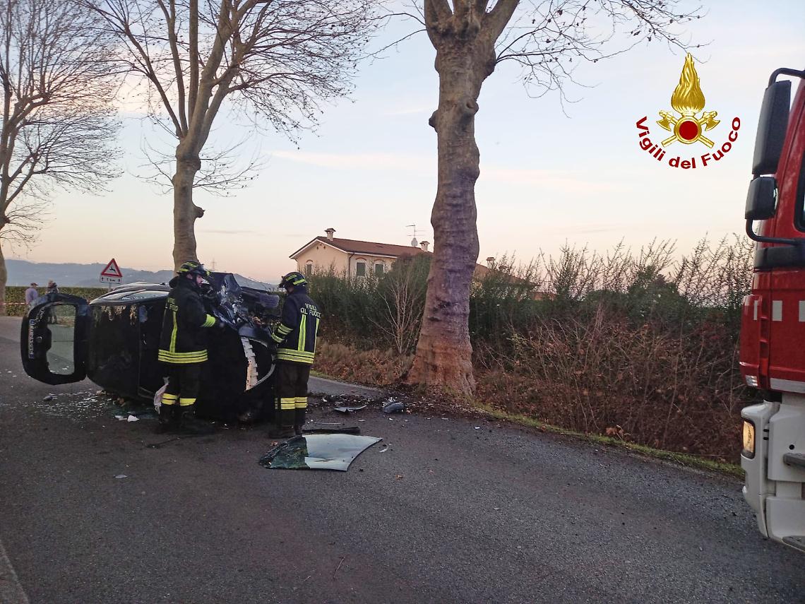 Auto rovesciata a Montebello Vicentino: conducente ferita 
