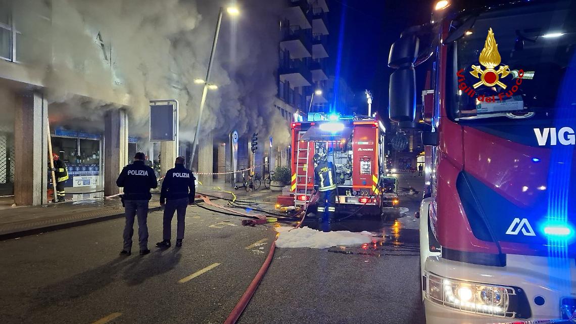 Incendio in un negozio di telefonia a Padova: evacuata una palazzina