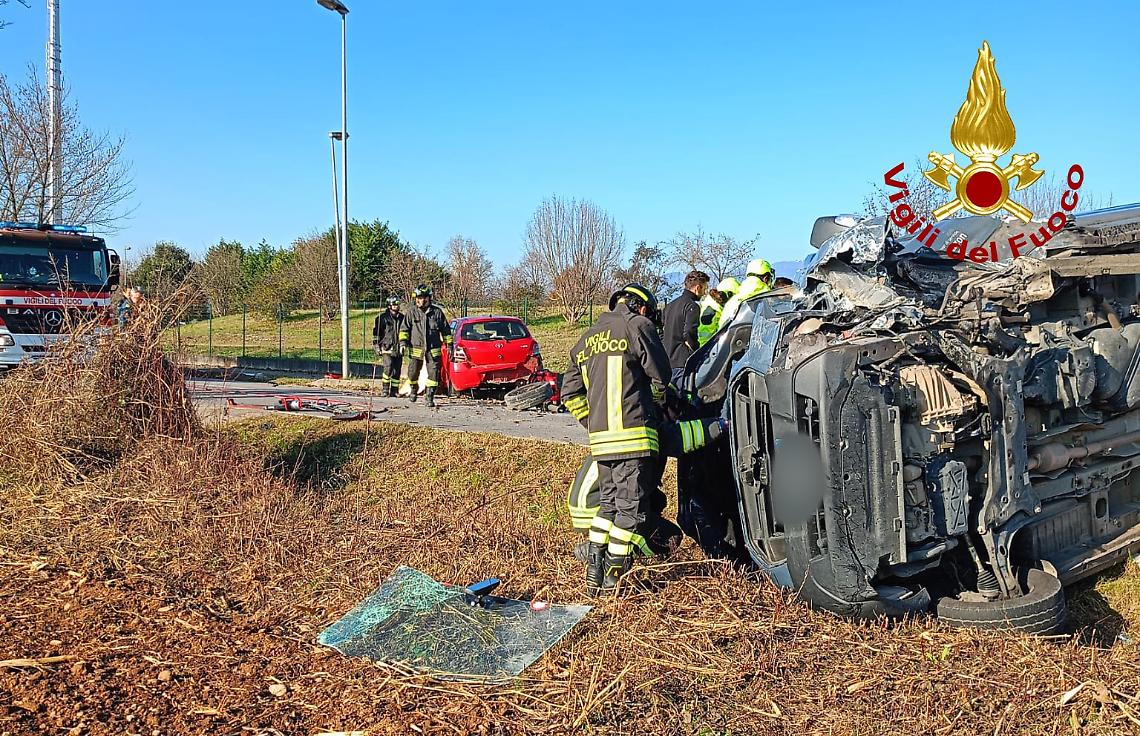 Spresiano, scontro tra due auto: una finisce ribaltata, conducente miracolato