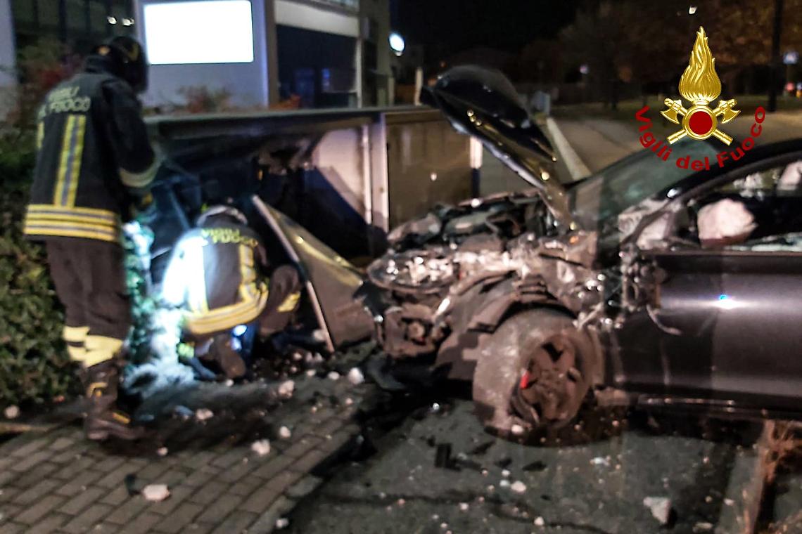Bassano del Grappa: auto contro centralina del gas, ferita la conducente e fuga di metano