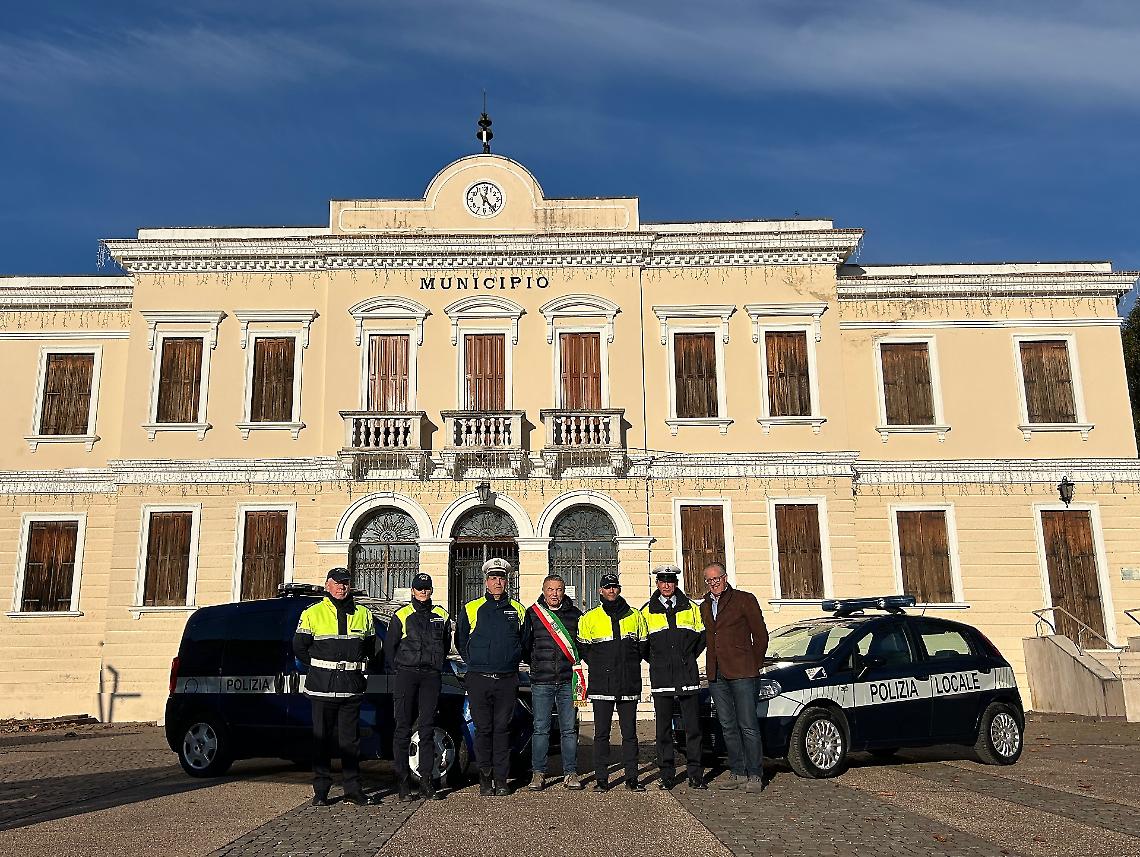 Il Sindaco Ivano Durigon al centro con la Polizia Locale e l'Assessore Renzo Crosato a destra