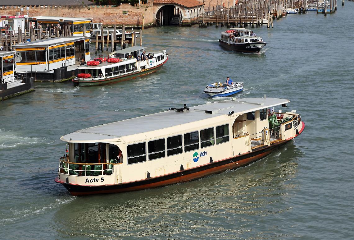Incidente a Venezia: Scontro tra Vaporetto e Barcone, Sette Feriti