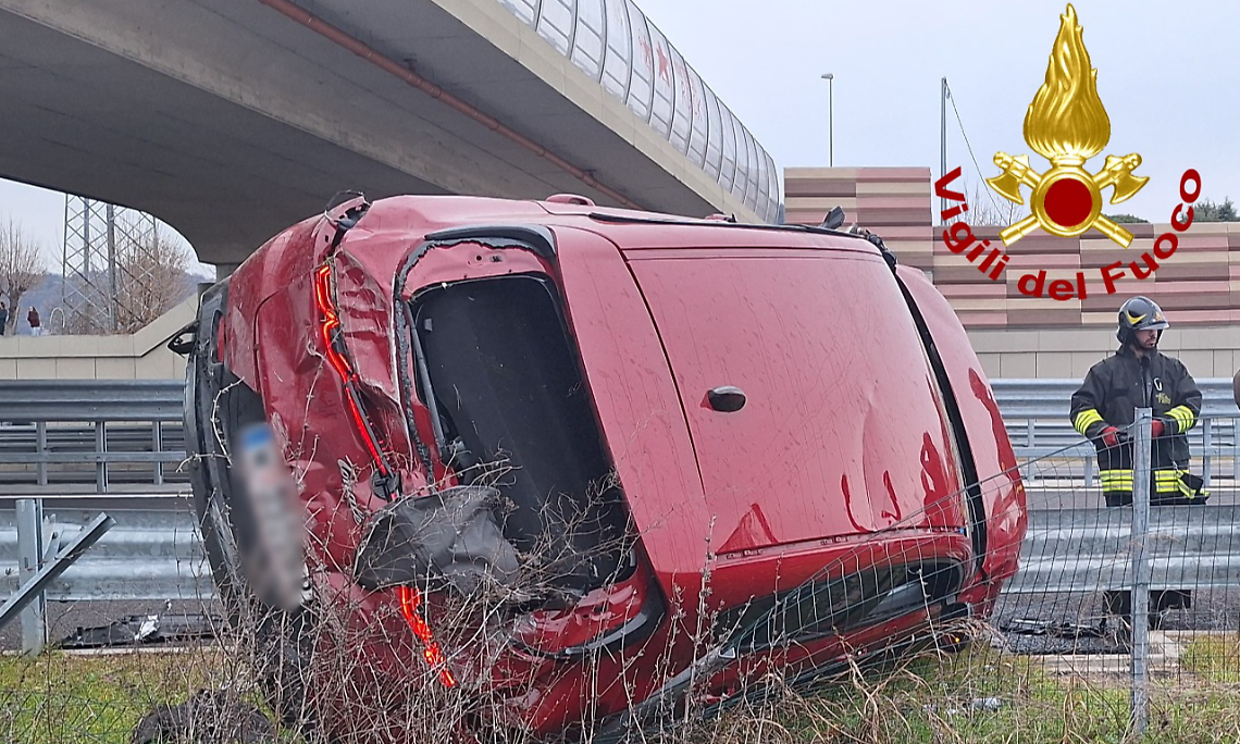 Incidente a Montecchio Maggiore sulla superstrada pedemontana Veneta: auto ribaltata, due feriti soccorsi dai vigili del fuoco