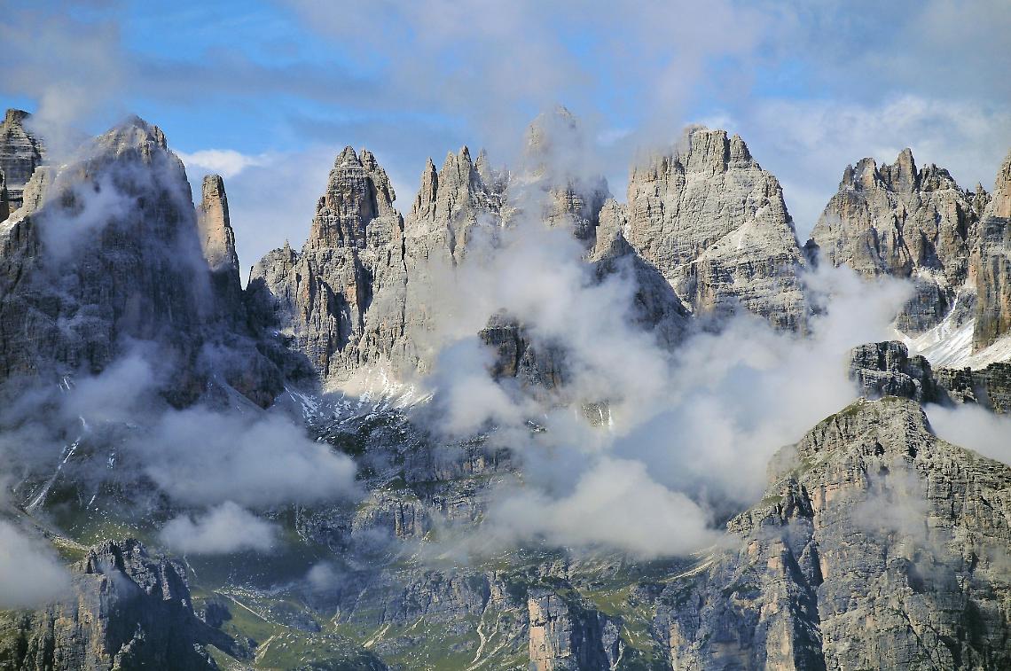 Sicurezza in montagna: lezioni estive per i giovani dai cani del Soccorso Alpino