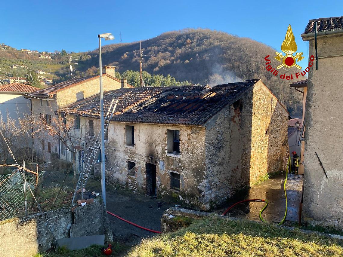 Bassano del Grappa: incendio a Valrovina, stalla distrutta ma animali in salvo