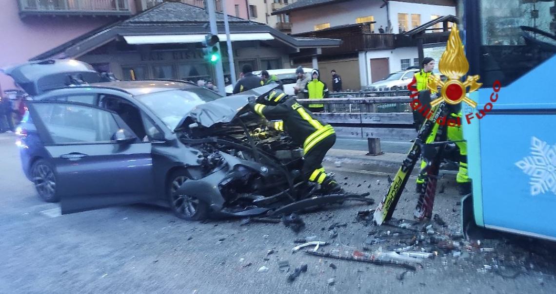 Belluno: auto si schianta contro bus sulla strada Agordina