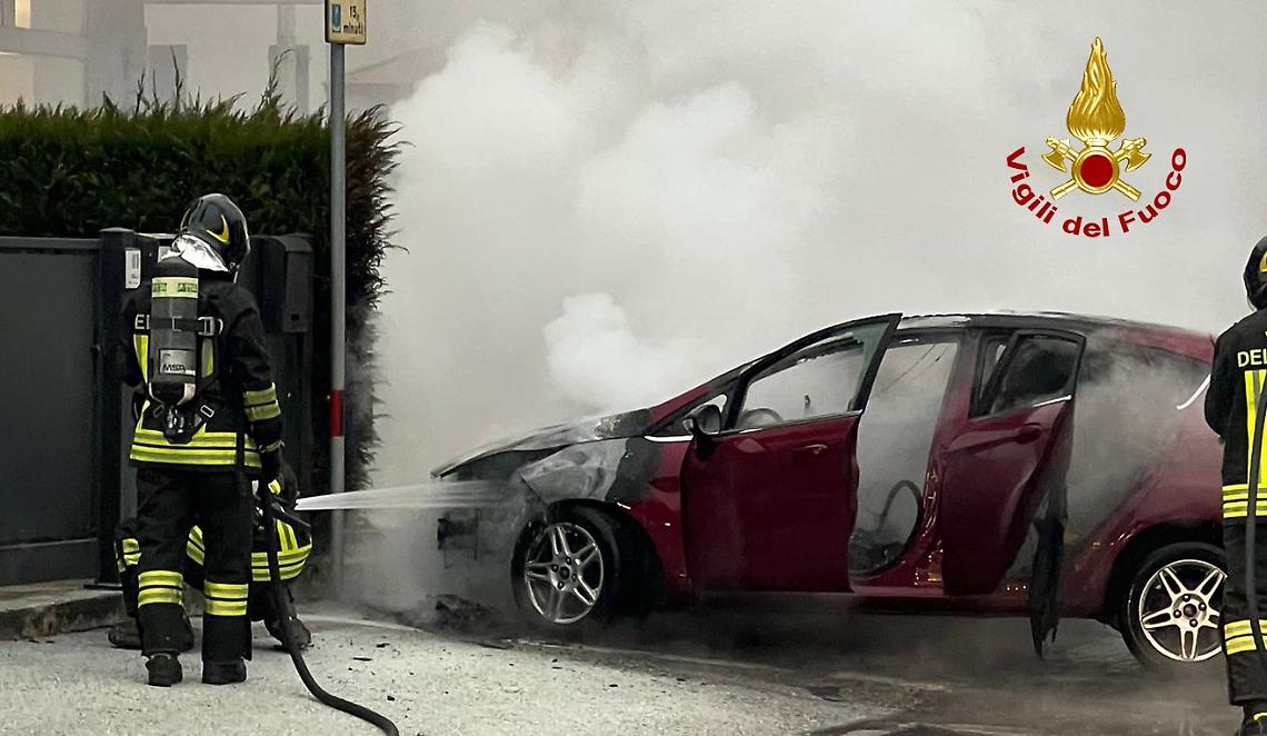 Auto a GPL in fiamme a Vigonza: intervento tempestivo dei vigili del fuoco