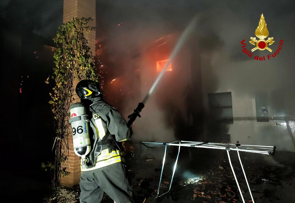 Rosà, incendio devasta un ex agriturismo: distrutti mezzi storici
