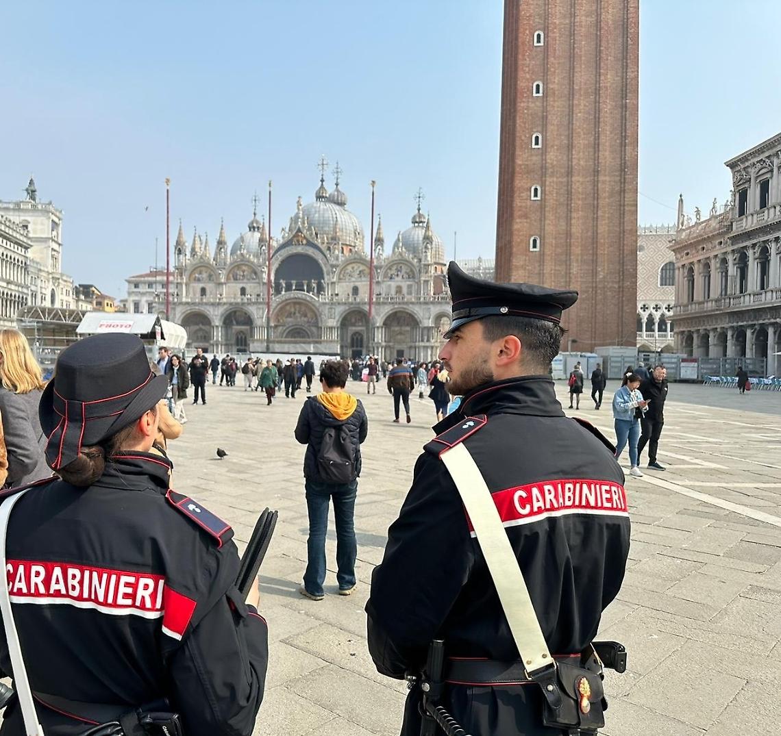Venezia, chiede 500 euro per restituire un telefono rubato: arrestato 