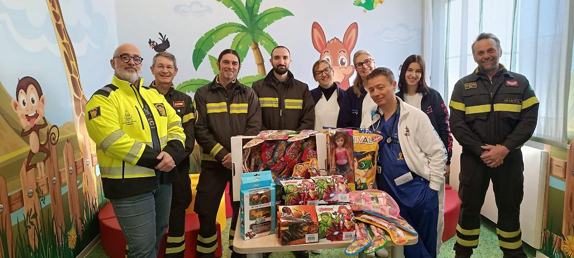 Visita dei Vigili del Fuoco ai piccoli pazienti di pediatria a San Donà