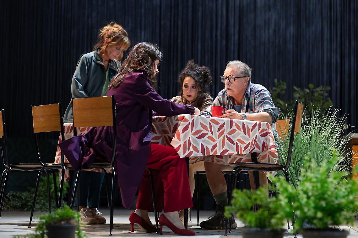 "Cose che so essere vere" al Teatro Del Monaco: un ritratto di famiglia svelato dalle crepe sotto l’apparenza di normalità