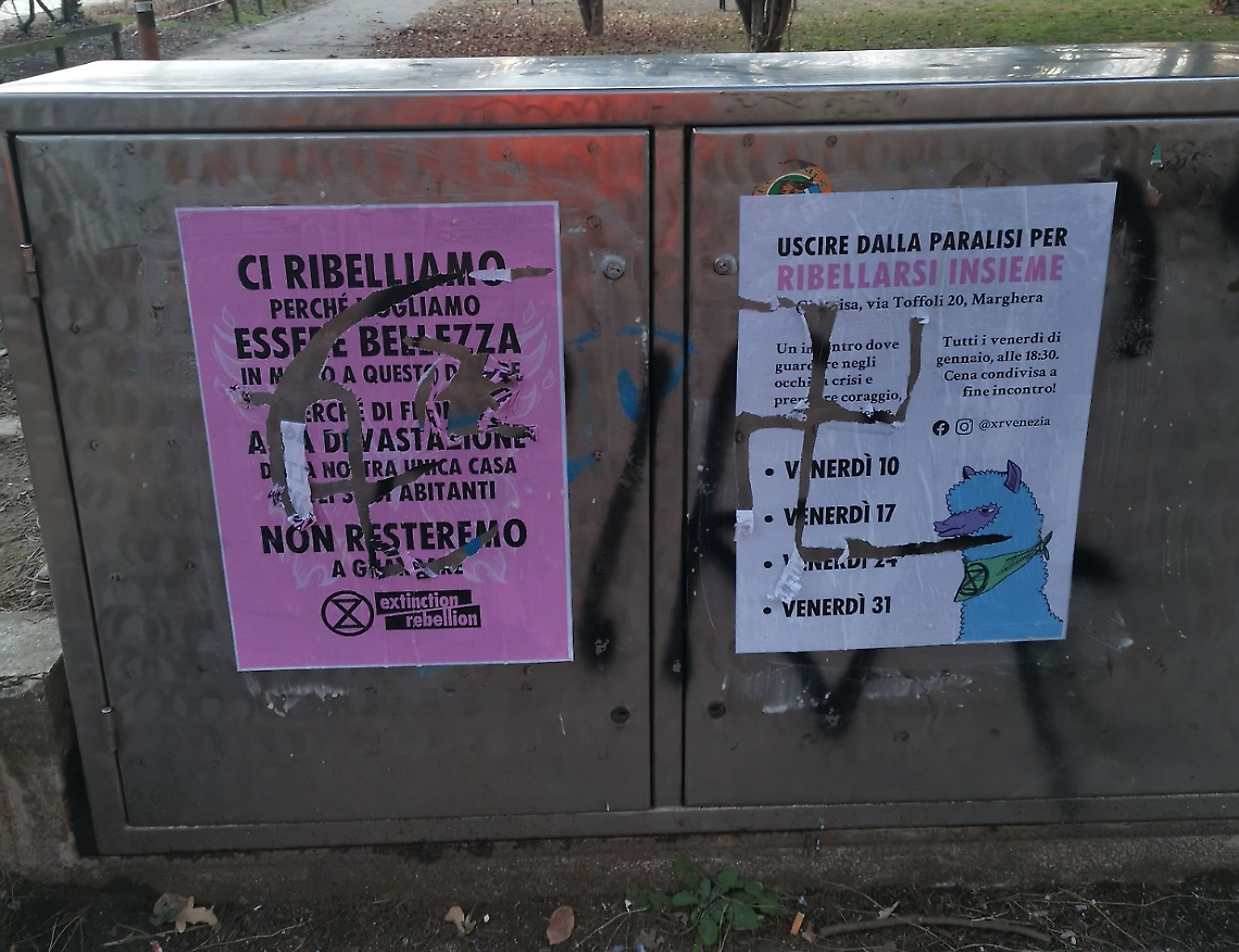 La foto sui social dell'attivista aggredito
