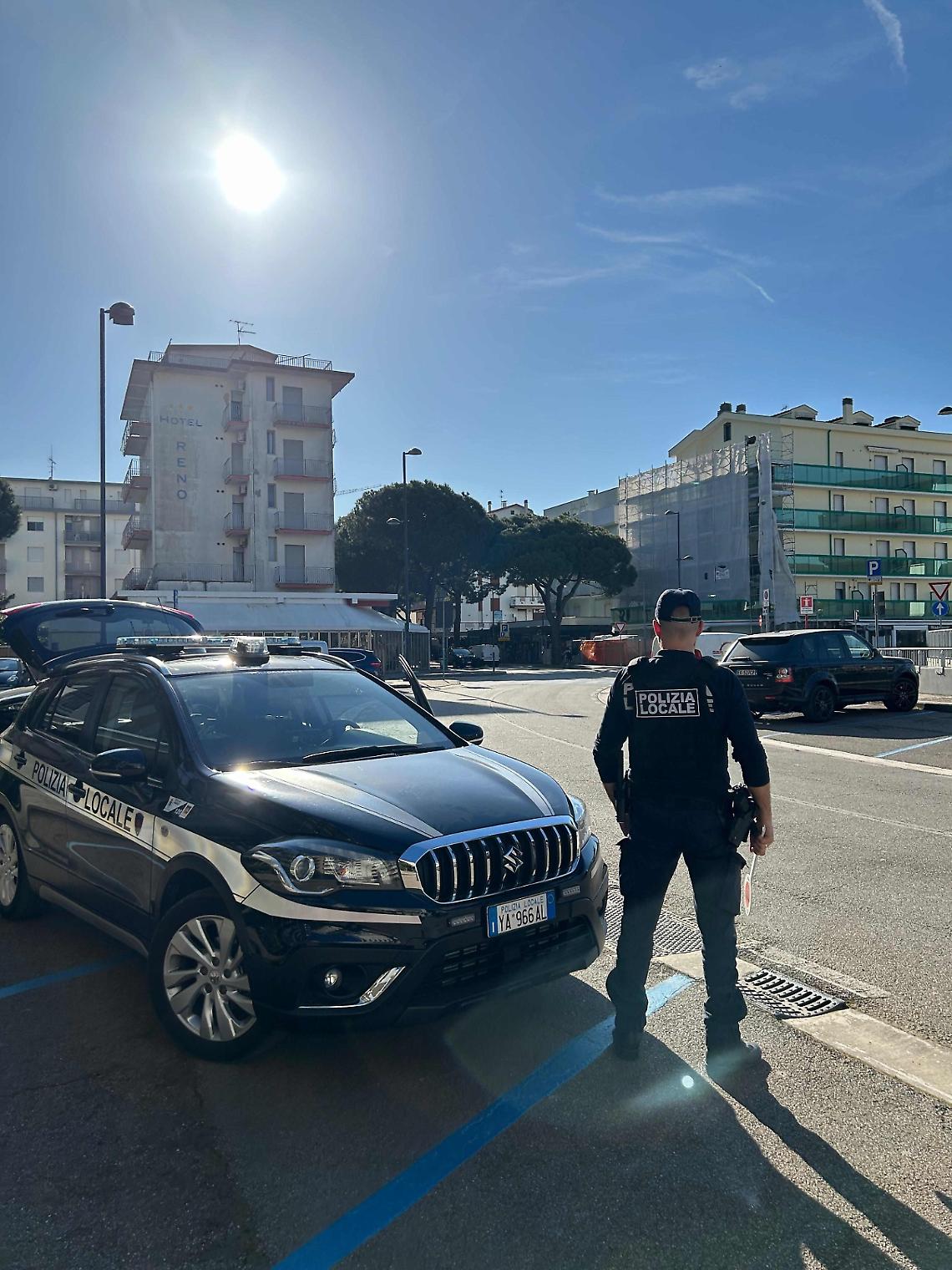 Inseguimento in centro a Jesolo: auto senza assicurazione fermata vicino alle scuole