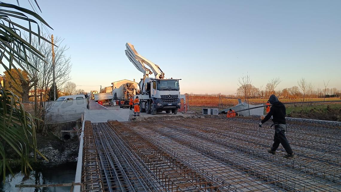 Padova, iniziati gli ultimi lavori per il rifacimento del ponte sulla Roggia Contarina