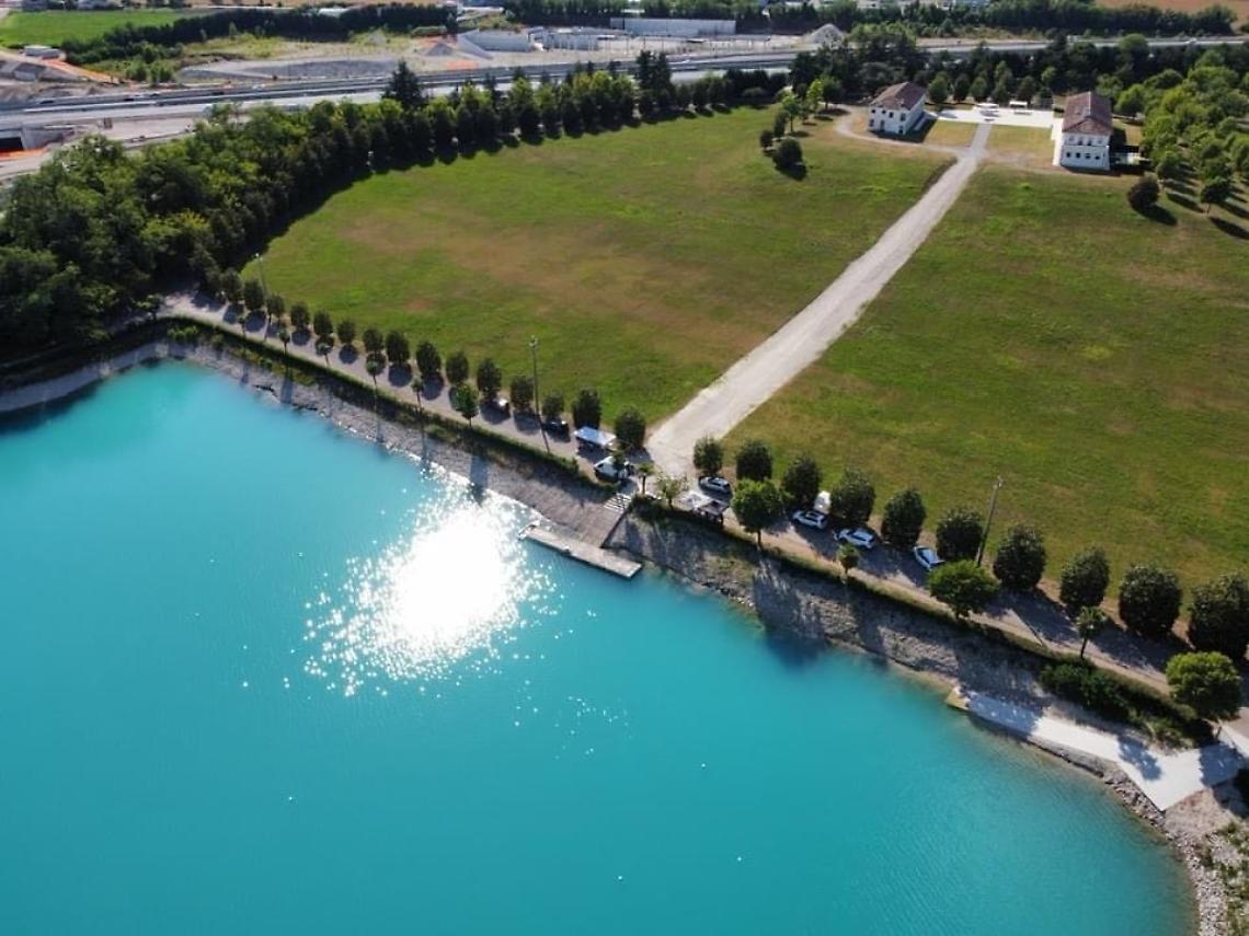 Allarme a Spresiano: Auto nel Lago Le Bandie, Intervento dei Vigili del Fuoco e Carabinieri