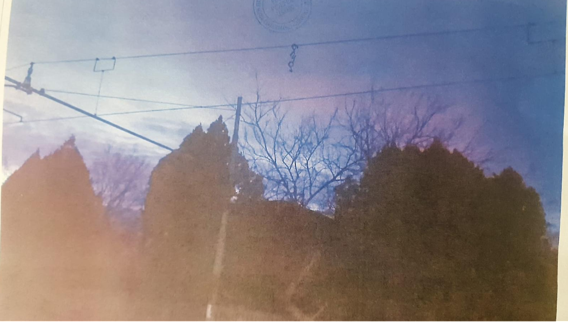 Foto della catena appesa ai binari, chiaramente visibile in alto al centro dell'immagine