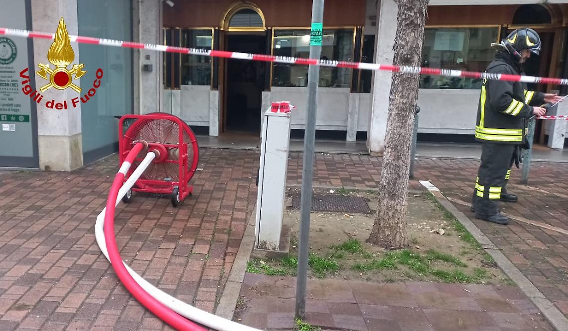 Fuga di gas in un laboratorio orafo a Mestre: evacuato condominio, intervento dei vigili del fuoco