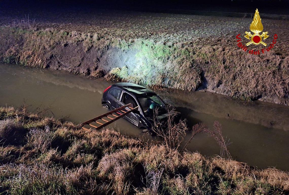 Auto nel canale d'irrigazione a Stienta: due feriti