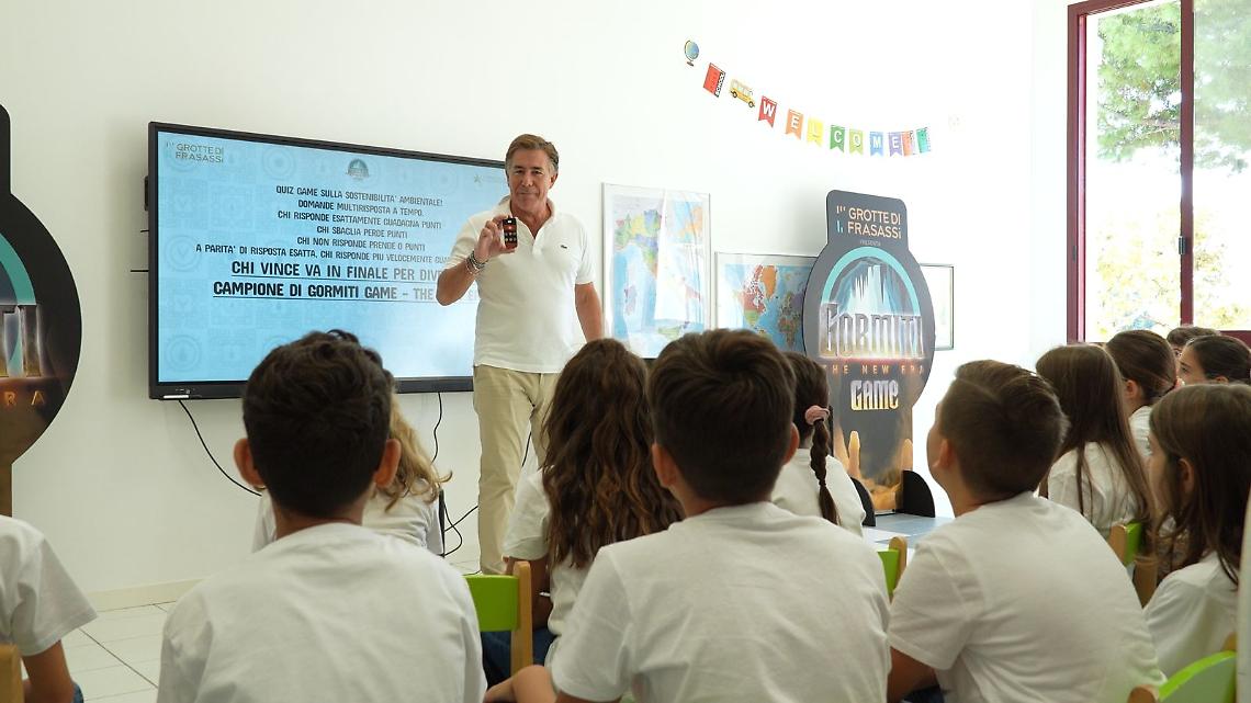 Alvin Crescini fa formazione ai ragazzi durante l'evento
