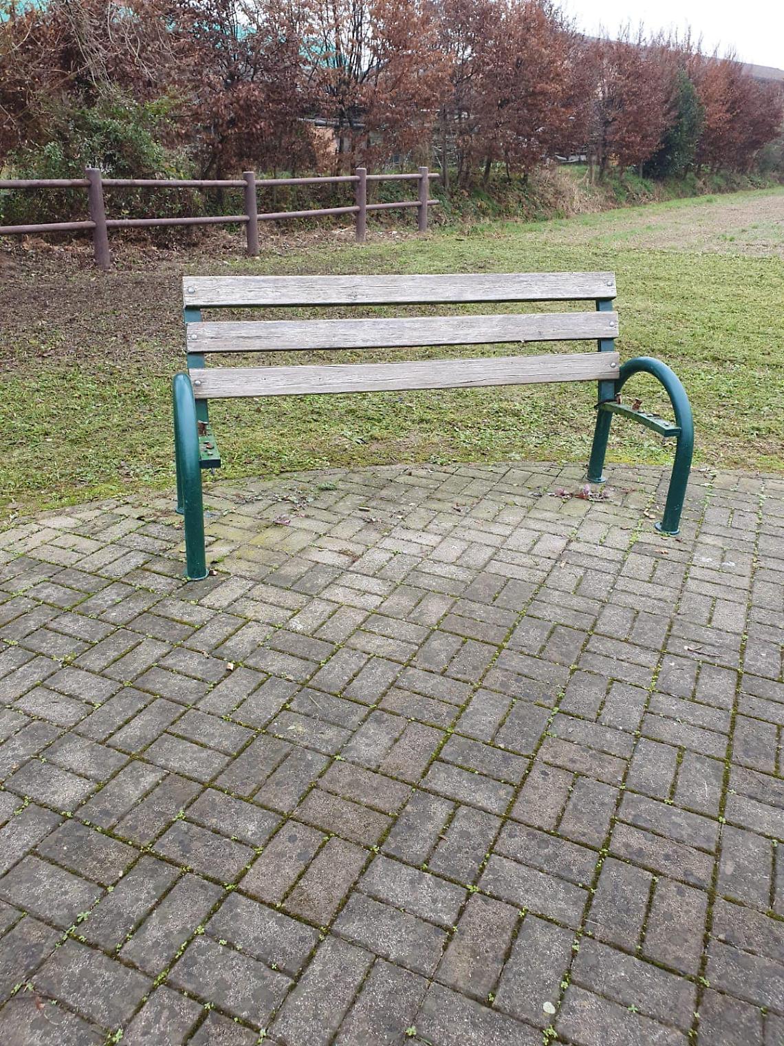 Panchine divelte a Villa del Conte