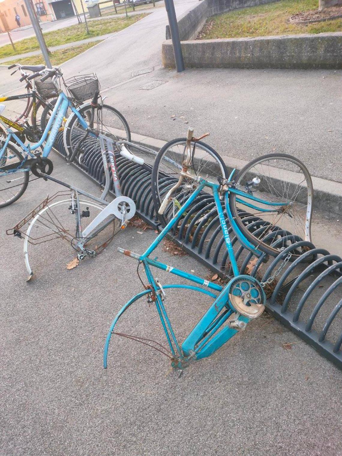 "Degrado e vandalismo nel parcheggio bici di via Marconi: appello in consiglio comunale per una soluzione urgente"